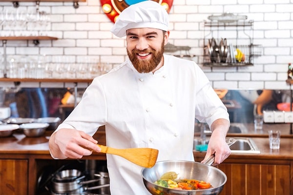 Chefe de Cozinha preparando receita