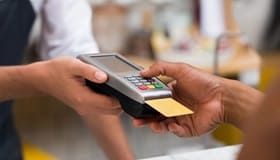 Dicas de segurança para usar cartão de crédito em viagens internacionais